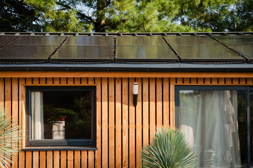 Maison écoresponsable en bois avec panneaux solaires