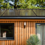 Maison écoresponsable en bois avec panneaux solaires