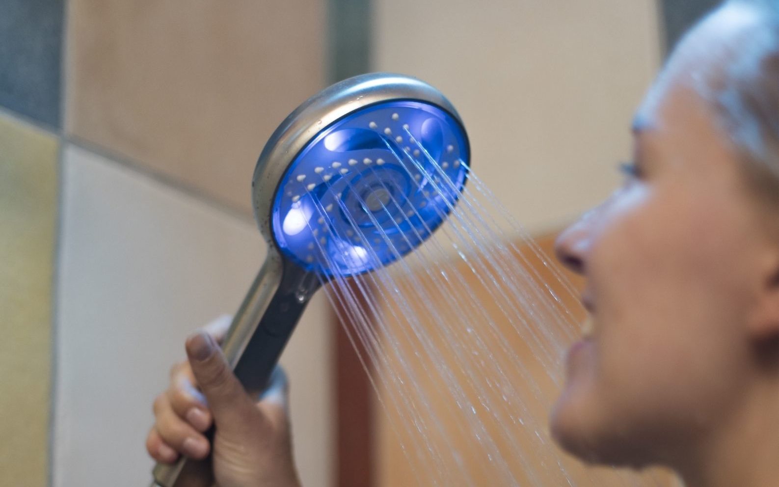 Pommeau de douche connecté avec LEDs qui changent de couleurs