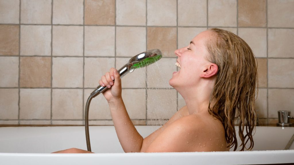 Prendre une douche froide pour lutter contre la chaleur 